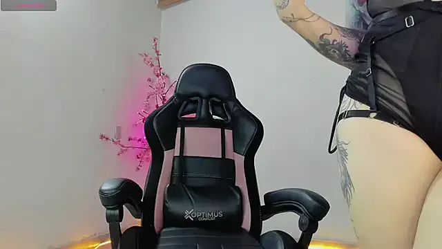 Freechat auraeroticaxxx on StripChat