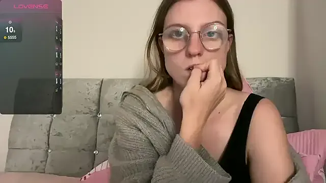 StripChat BustyKellyXXX is Freechat BustyKellyXXX — fridge freezer broke :(