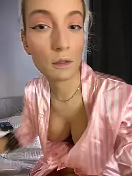 Freechat Ella_Charm on StripChat