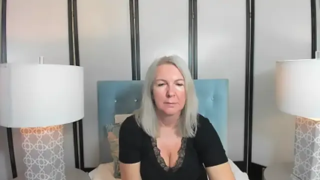 EricaTop — Watch a sexy blonde show you her body