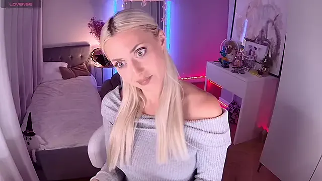 StripChat LoryWood is Freechat LoryWood — spanks on ass in doggy