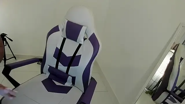 Lucy_Strong — Bounce tits+ nipples clamps