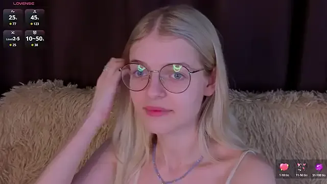 Freechat MonicaShiny on StripChat