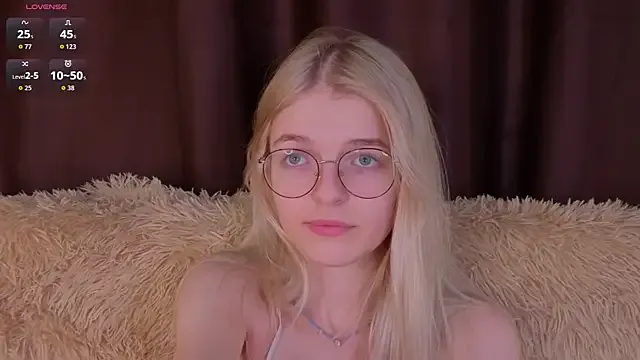 Freechat MonicaShiny on StripChat