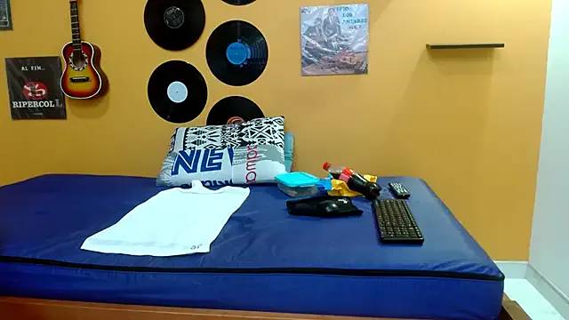 Private skinnyverus18 on StripChat