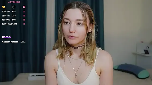 StripChat StarryMary is Freechat StarryMary — take off my t-shirt!