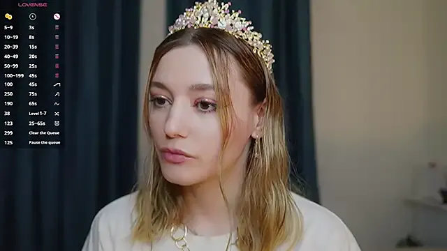 StripChat StarryMary is Freechat StarryMary — take off my t-shirt!