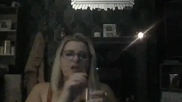 Freechat SweetXCandyX on StripChat